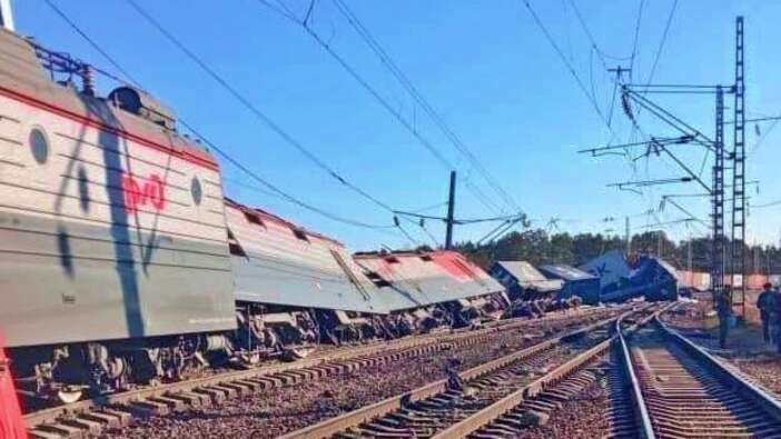 Feci kaza! Hemzemin geçitten geçen araca yük treni çarptı!