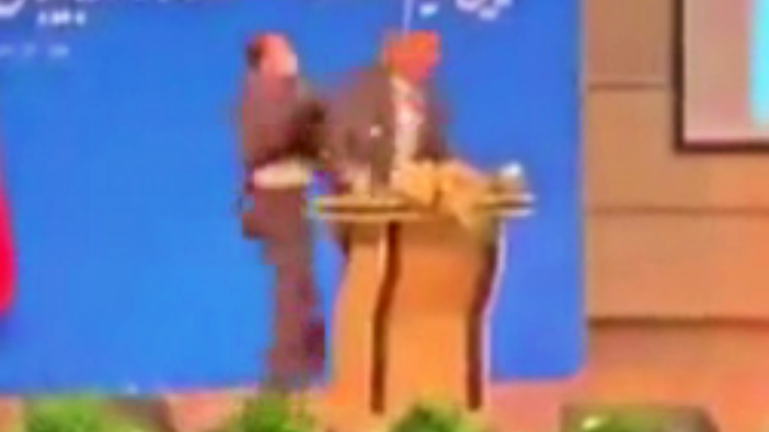 İran'ın yeni Doğu Azerbaycan Valisine kürsüde tokadı yapıştırdılar!