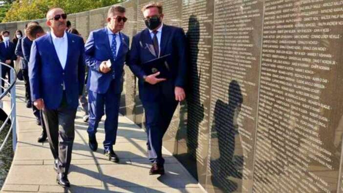 Bakan Çavuşoğlu, Busan'da yatan Kore şehitlerini ziyaret etti