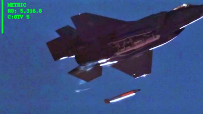 ABD, F-35'leri kullanarak 'maket atom bombası' attı!