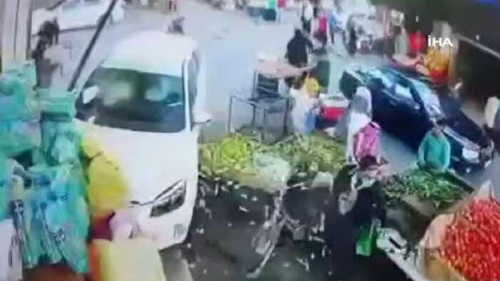 Ürdün'de kontrolden çıkan araç pazar yerine daldı: 1 yaralı