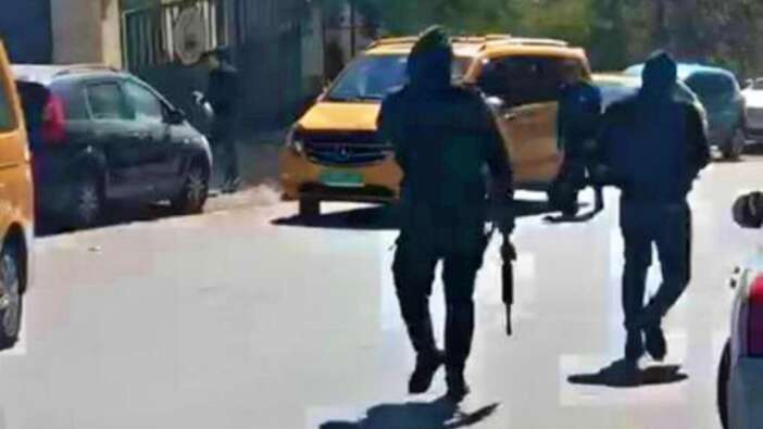Üniversitenin girişinde silahlı ve maskeli kişiler dehşet saçtı!