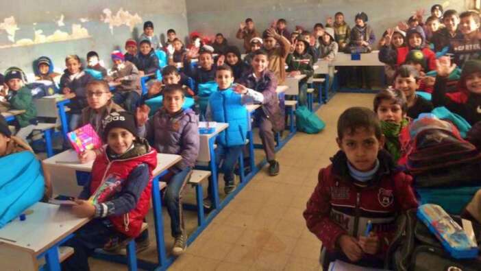 İlkokulun önüne el bombası attılar!