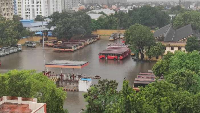 Selin vurduğu Hindistan’da sokaklar sular altında kaldı
