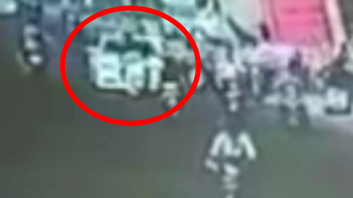 Araç motosiklet ve yayaların arasına daldı: 3 ölü, 3'ü ağır 8 yaralı!