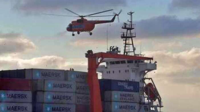 Yük gemisinde mahsur kalan denizcileri helikopter kurtardı!
