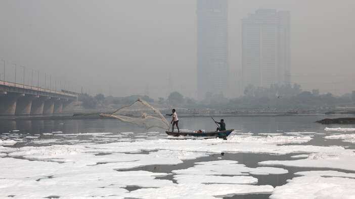 Hindistan'da korkutan görüntü... Yamuna Nehri tamamen zehirli köpükle kaplandı