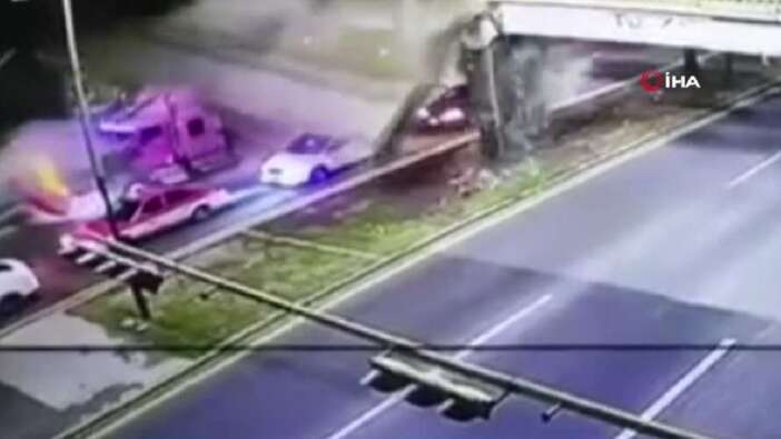 Meksika’da aşırı yüklü olan kamyon, çarptığı üst geçidi yıktı!