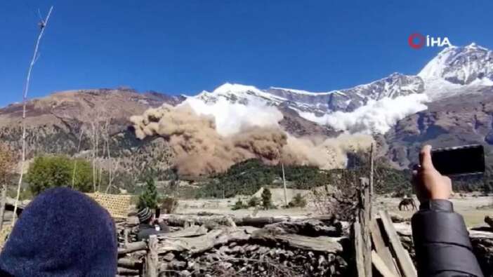 Nepal'de ortaokula çığ düştü: 11 yaralı
