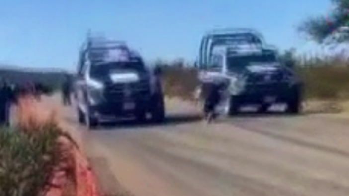 Resmi polis araçlarıyla otobanda yarış düzenleyen polisler tepki çekti