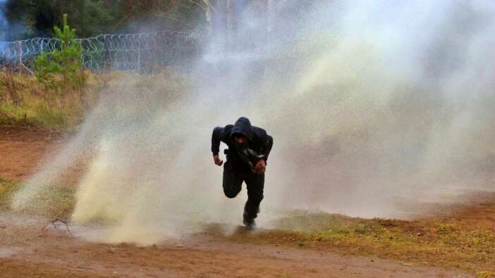 Ses bombaları, biber gazları, tazyikli su ve taşlar: Belarus sınırı!