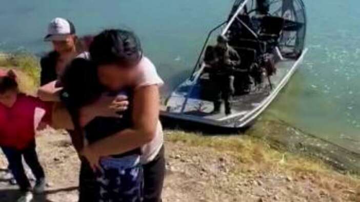 İnsan kaçakçıları, küçük bir kız çocuğunu ıssız adaya bırakıp gitti!