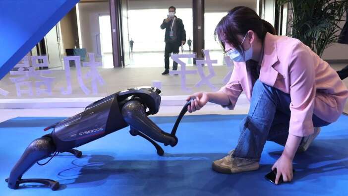 Çin, insanları yüzlerinden tanıyabilen akıllı bir robot köpek üretti!