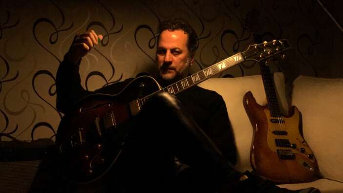Türkiye'nin en iyi gitar virtüözlerinden Barış Bölükbaşı yeni albümüyle dijital platformlarda