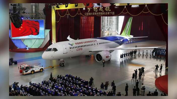 Çin'in yerli yolcu uçağı C 919 ilk uçuşunu yaptı