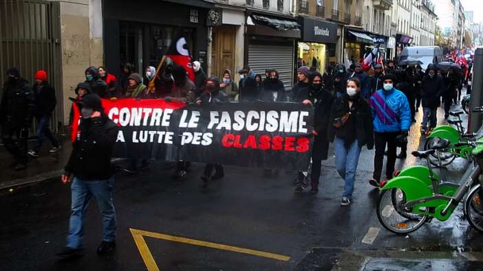 Fransa’nın başkenti Paris’te faşizm ve İslamofobi karşıtı gösteri!