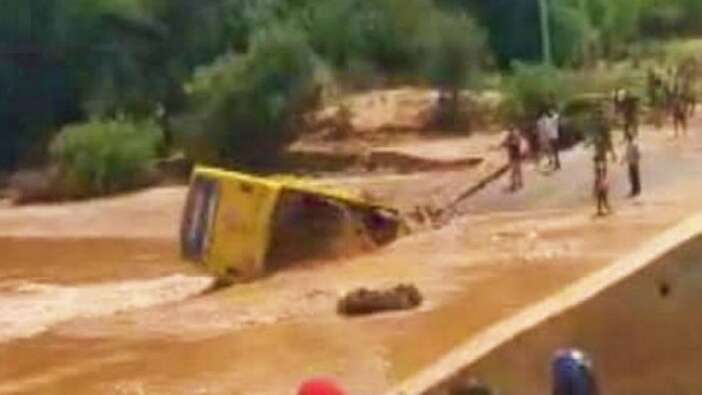 Taşan nehri geçerken devrilen otobüste boğulanların sayısı 32'ye çıktı
