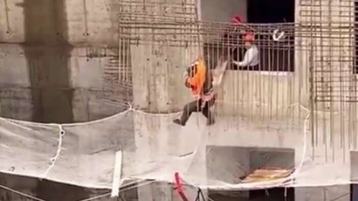 İnşaat işçisi yüksekten yere çakılmaktan son anda kurtuldu!