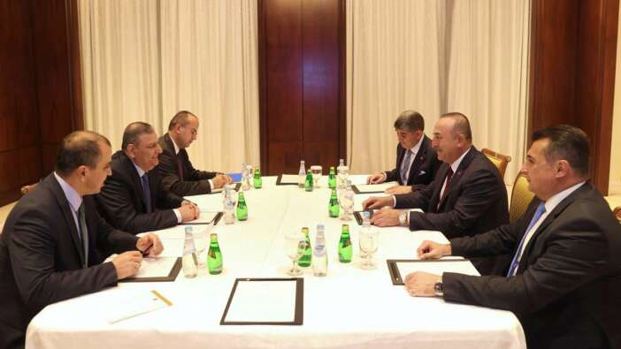 Çavuşoğlu, Katar'da eski Suriye Başbakanı ile buluştu