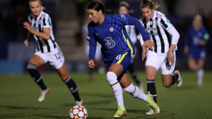 Chelsea'li futbolcu, sahaya giren taraftarı yere serince kart gördü!