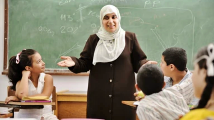 Medeni olmayı başaramıyorlar: Başörtüsü takan öğretmeni işten attılar!