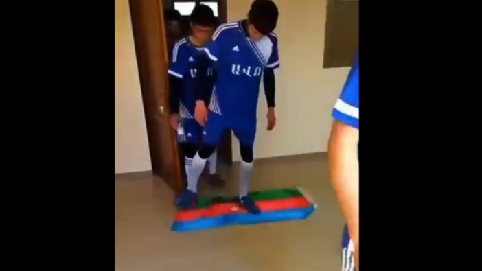 Ermeni futbolcular Azerbaycan bayrağını çiğnedi ve üzerine tükürdü!