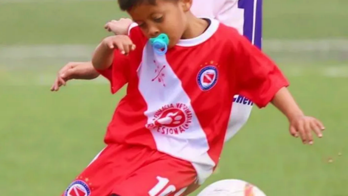 Emzikli futbolcu viral oldu: Maçtayken bile ağzından asla düşürmüyor!