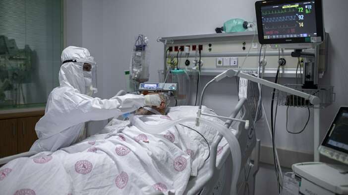 Omicron varyantı için korkutan uyarı: Delta varyantından 70 kat hızlı yayılıyor