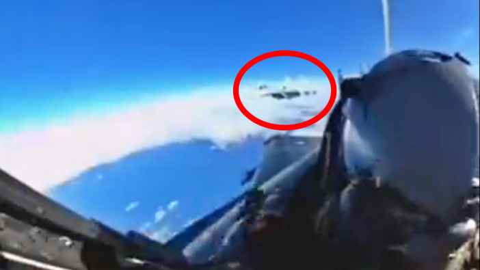 Fransız pilot arkasındaki Rus uçağını görünce neye uğradığını şaşırdı!