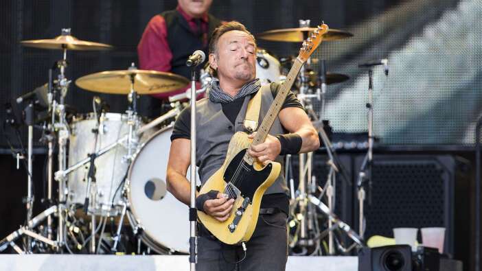 Rock müziğin efsane isimlerinden Bruce Springsteen albümlerini ve kayıtlarını rekor fiyata sattı