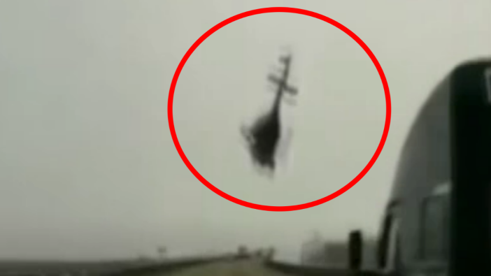 Otoyolda seyir halindeki araçların arasına helikopter düştü!
