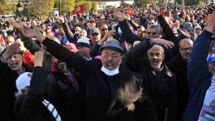 Tunus'ta halk, darbeci Cumhurbaşkanı Said'e karşı sokağa çıktı!