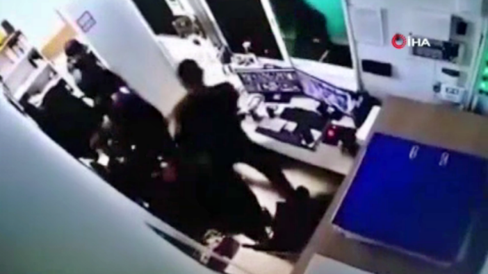 Panik: AVM'de cebinden el bombası çıkardı!