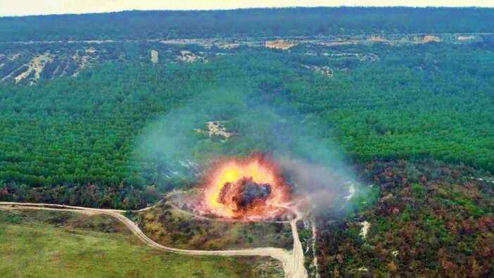 İkinci Dünya Savaşı'ndan kalma 900 kg'lık bomba patlatıldı!