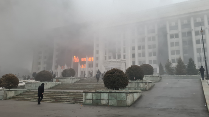 Kazakistan'da protestocular valilik binasını bastı, havalimanını ele geçirdi