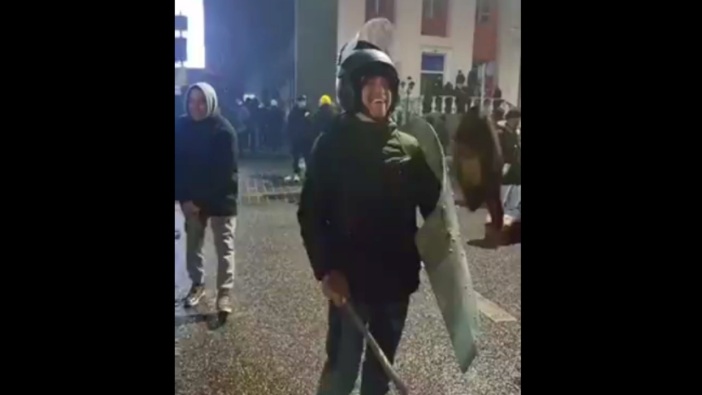 Kazak göstericiler esir aldıkları polislerin ekipmanlarıyla poz verdi!