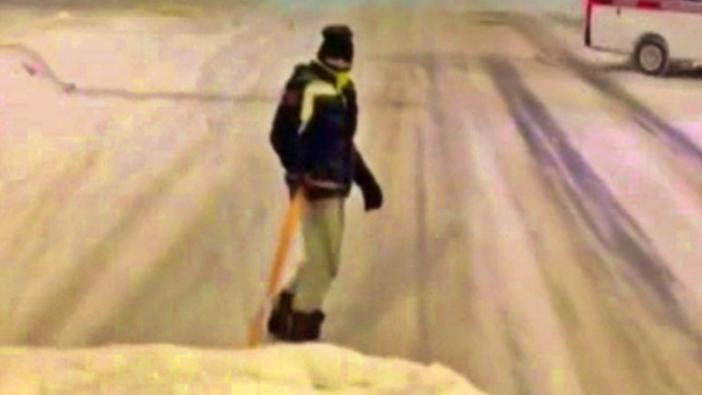 Araba yolunda snowboard yaparken polise yakalandı!