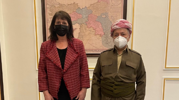 Mesud Barzani, ABD temsilcisi ile bölünmüş Türkiye haritası önünde poz verdi