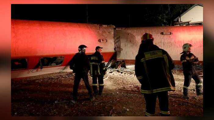 Komşuda felaket... Yolcu treni raydan çıktı!