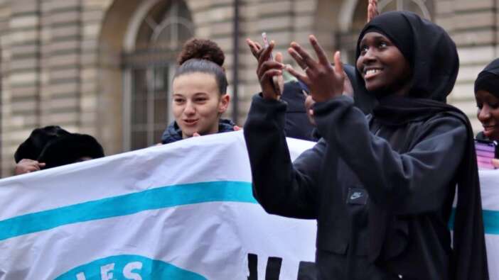 Paris'te Fransa Futbol Federasyonu'nun 'başörtüsü' yasağına protesto!