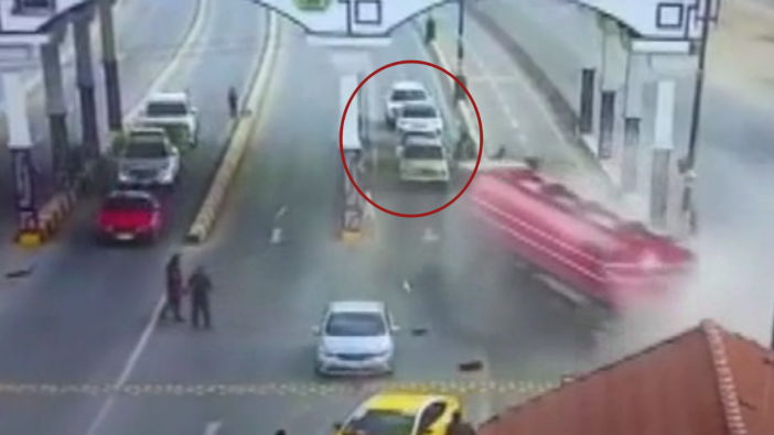 O anlar kamerada: Kontrolden çıkan TIR içi insan dolu 4 aracı biçti!