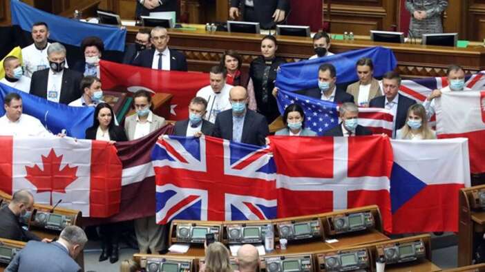 Ukrayna Meclisi'nde Türk bayrağı açıldı