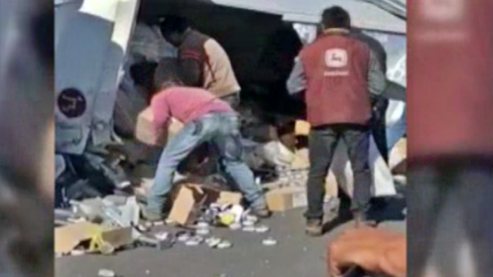 Ölen sürücüye aldırmadan kaza yapan TIR'ı yağmaladılar!