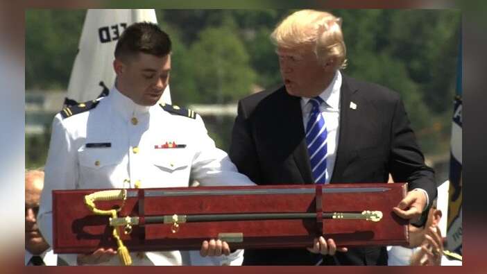 Trump'ın mikrofonu açık kaldı, kılıç esprisini herkes duydu!