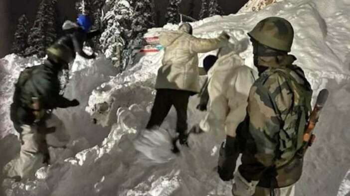 Hindistan'da düşen çığ 7 askeri yuttu!