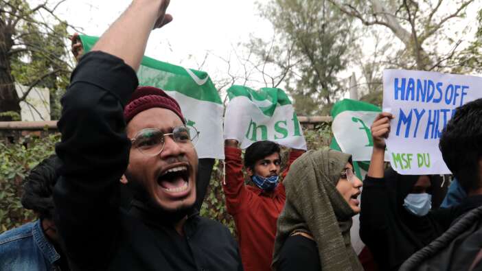 Şal takan Hindu öğrencilerden 'başörtülü öğrencilere' protesto!