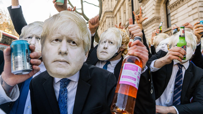 İngiltere Başbakanı Boris Johnson'ın partilerinden yeni fotoğraf basına sızdırıldı