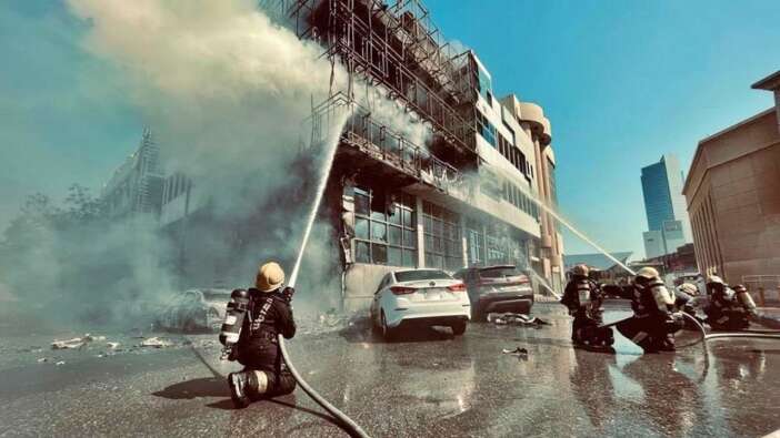 Alevlerden kurtulmak için aşağı atladı: Çevredekiler havada yakaladı!