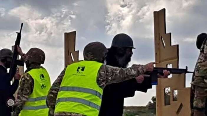 Rumlar papazlara ağır silahlarla askeri eğitim vermeye başladı!