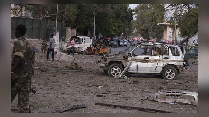 Somali'de bomba yüklü araç imha edilmeye çalışılırken patladı...